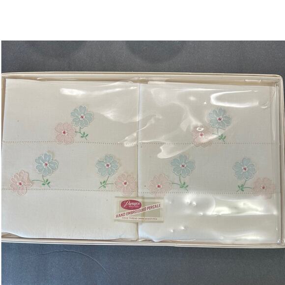 Vintage Paragon Needlcarft Hand Embroidered Percale Pillowcases 31x20 NOSIB - Picture 1 of 13
